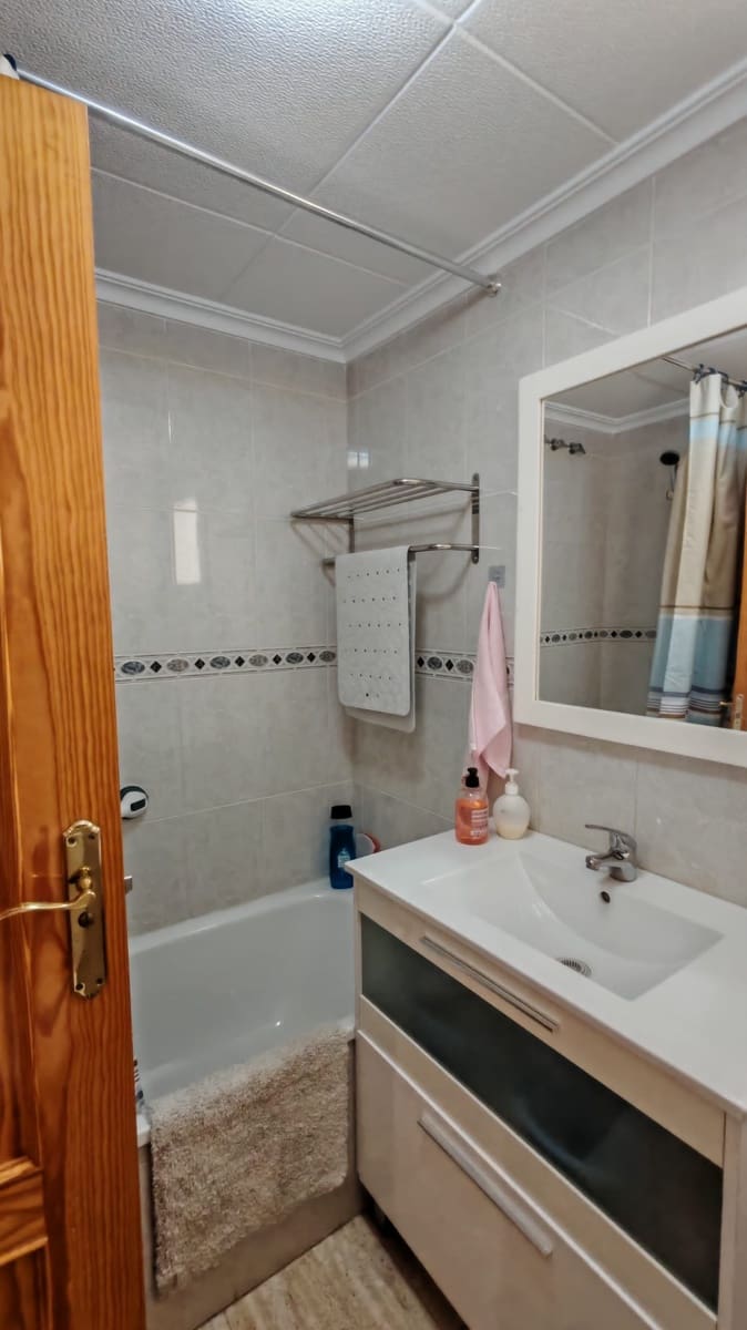 2 soverom Leilighet til leie i Torrevieja med svømmebasseng - € 900 (Ref: 9341601)