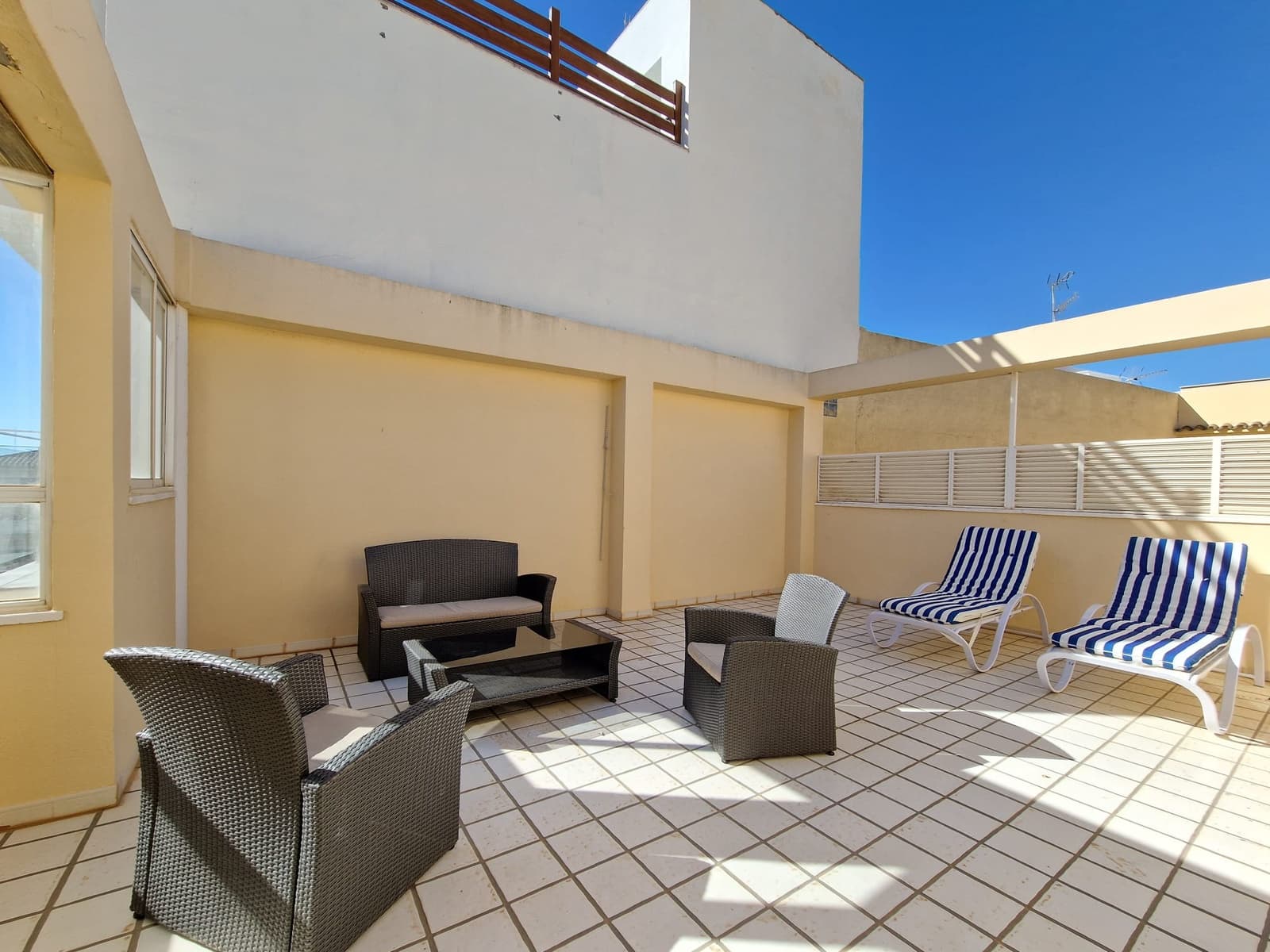 Appartement de 2 chambres à louer à Teulada - 1 200 € (Ref: 10140228)