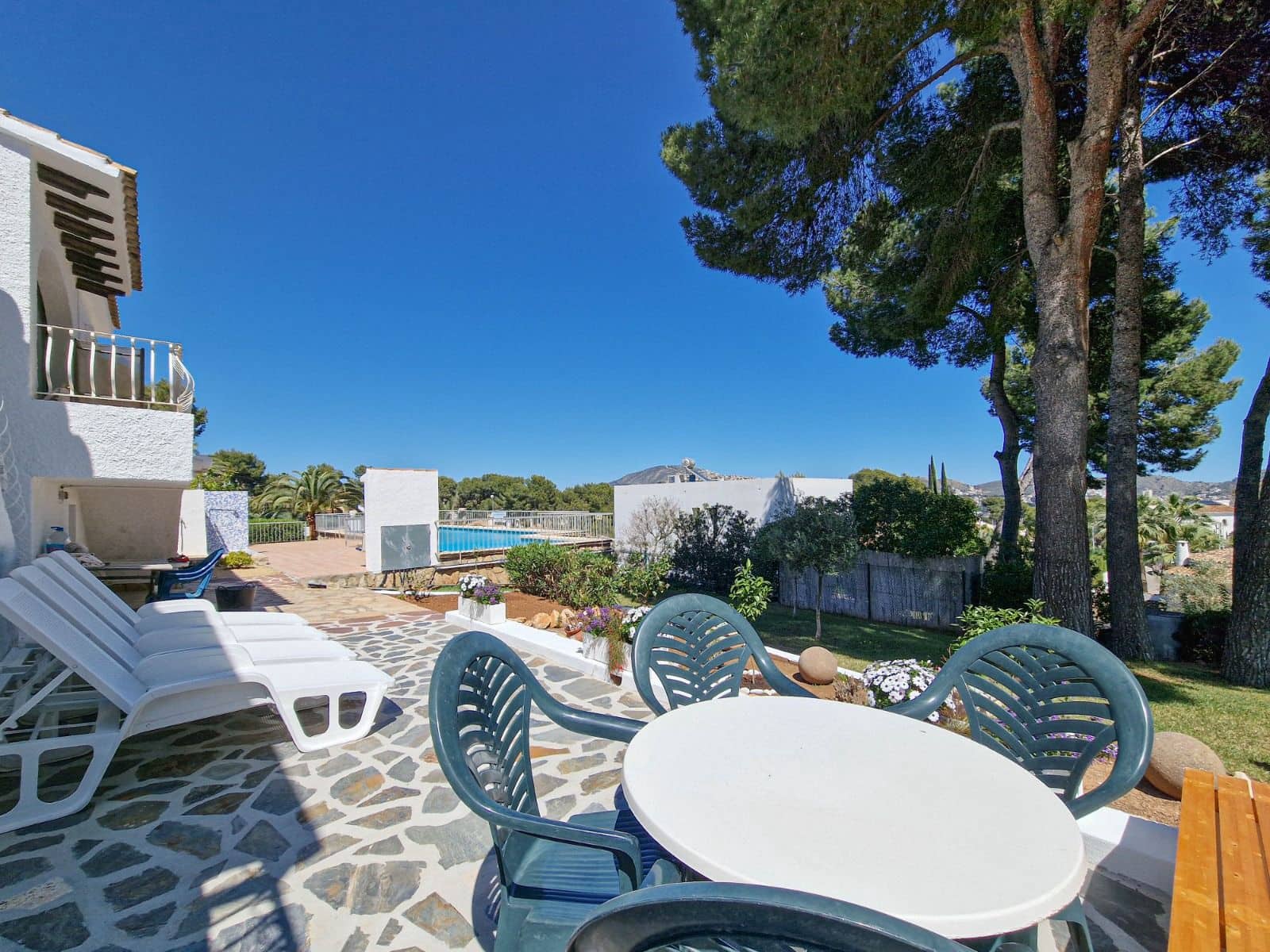 2 bedroom Bungalow for holiday rental in Moraira - € 175 (Ref: 9789467)