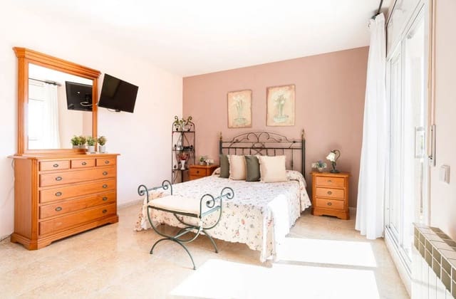 6 bedroom Semi-detached Villa for sale in Creixell with garage - € 349,000 (Ref: 8866573)