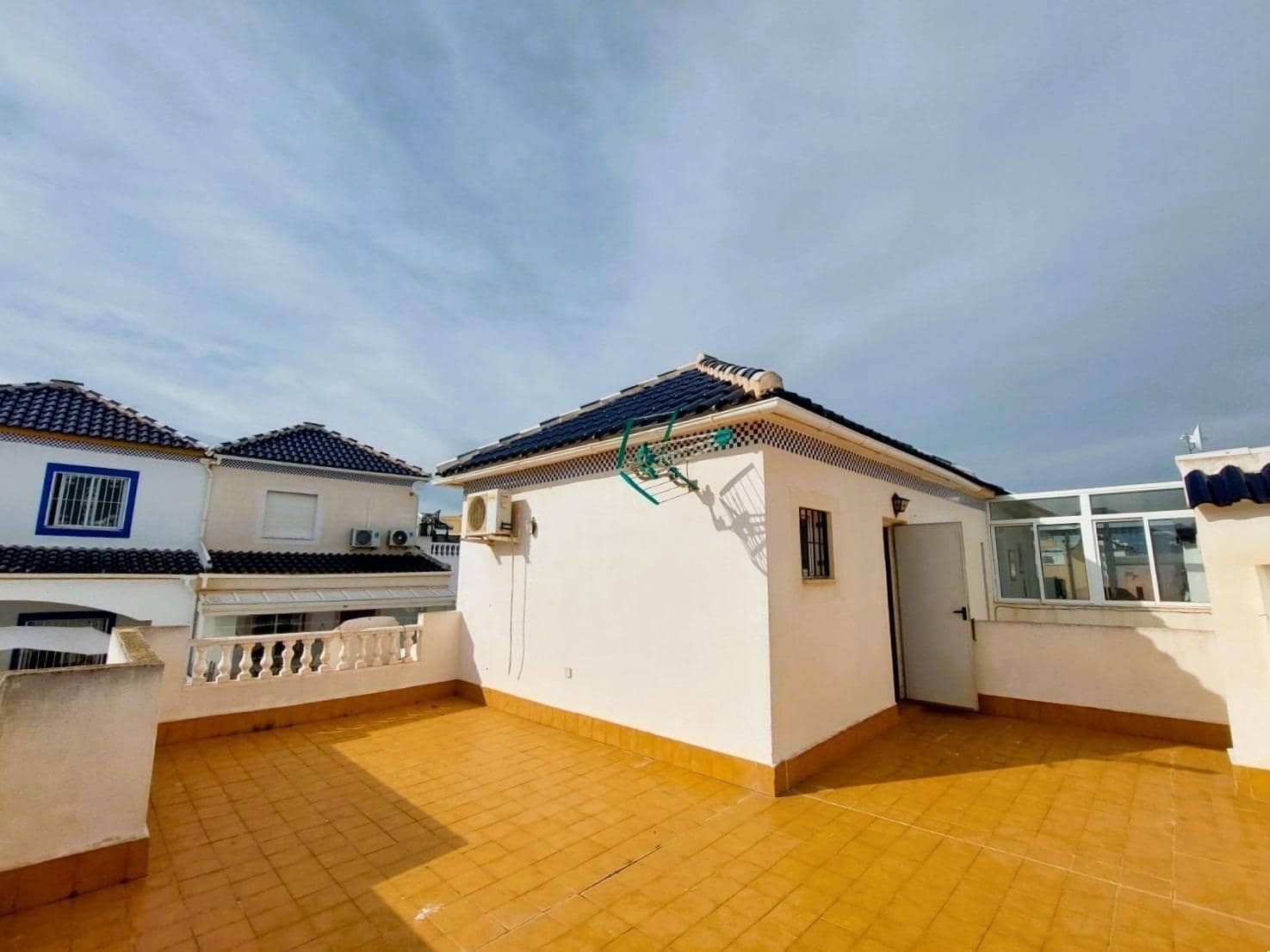 3 soveværelse Rækkehus til salg i Torrevieja med swimmingpool garage - € 183.000 (Ref: 8760059)