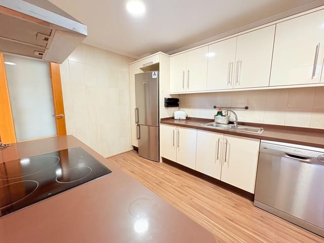 3 bedroom Flat for rent in Centro - Muelle Pesquero, Torrevieja with garage - € 1,100 (Ref: 9108600)