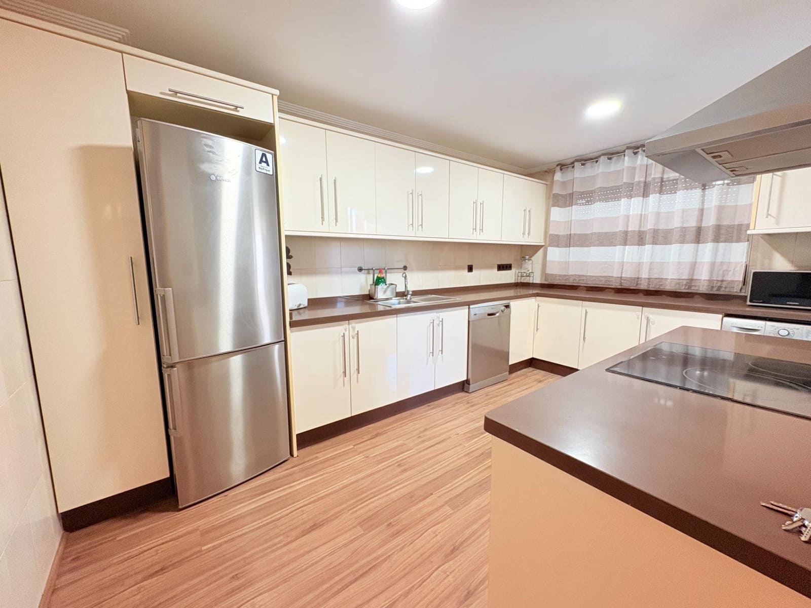 3 bedroom Flat for rent in Torrevieja with garage - € 1,100 (Ref: 9108600)