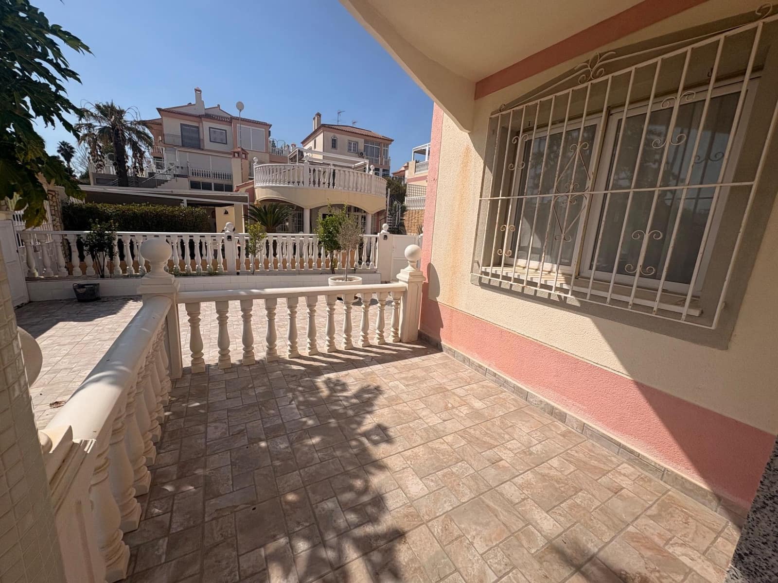 4 makuuhuone Huvila myytävänä paikassa Torrevieja mukana uima-altaan - 320 000 € (Ref: 9301008)