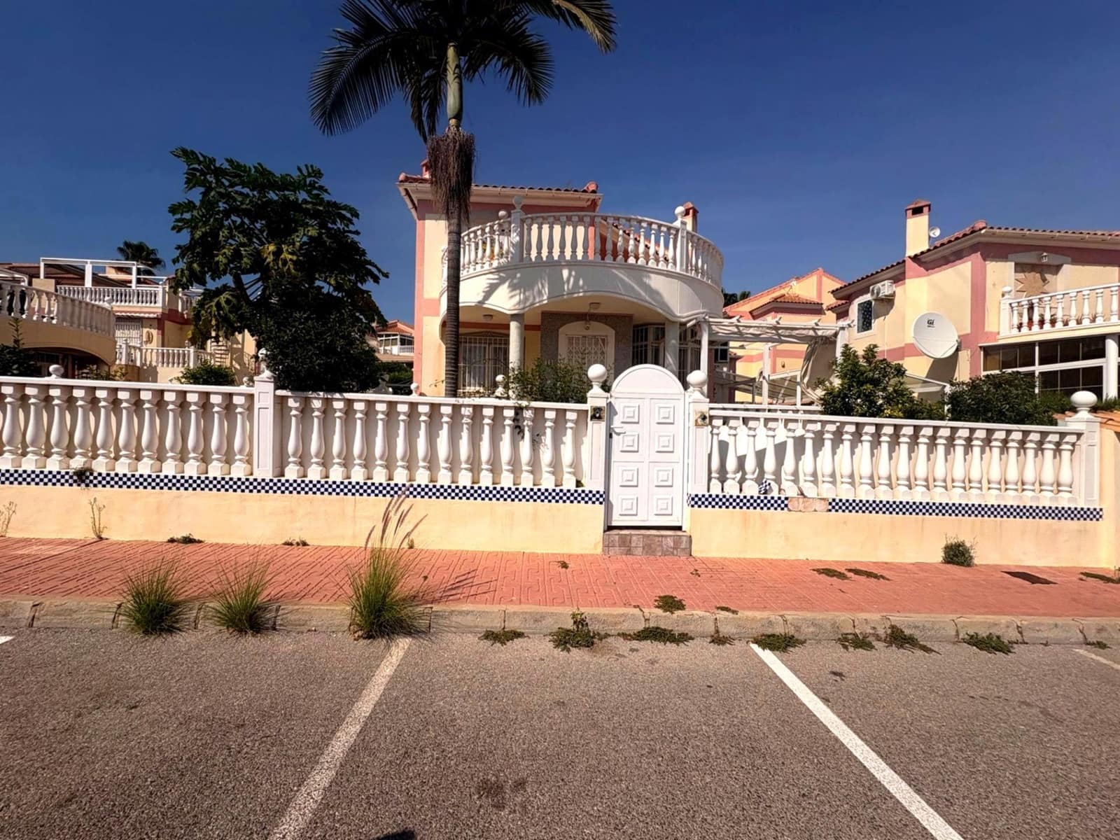 4 makuuhuone Huvila myytävänä paikassa Torrevieja mukana uima-altaan - 320 000 € (Ref: 9301008)