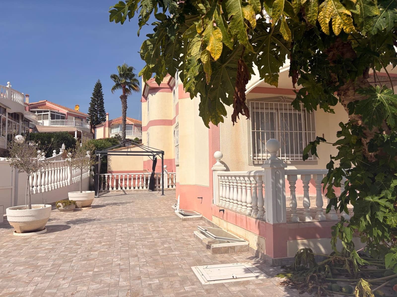 4 bedroom Villa for sale in Torrevieja with pool - € 320,000 (Ref: 9301008)