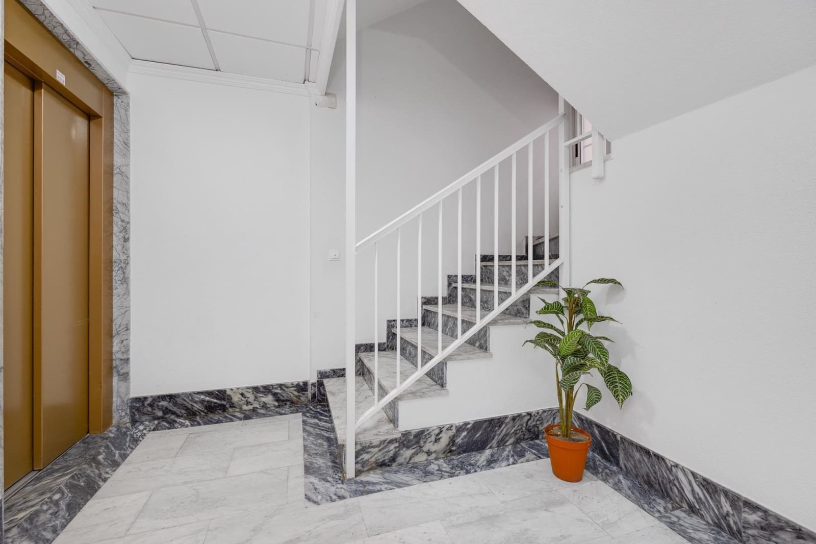 2 makuuhuone Huoneisto myytävänä paikassa Torrevieja - 120 000 € (Ref: 9414065)