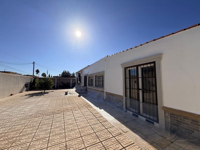 Chalet de 4 habitaciones en El Chaparral - La Siesta - La Torreta, Torrevieja en venta con piscina garaje - 549.000 € (Ref: 9551445)