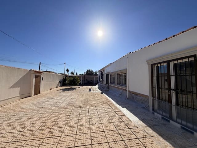 Chalet de 4 habitaciones en El Chaparral - La Siesta - La Torreta, Torrevieja en venta con piscina garaje - 549.000 € (Ref: 9551445)