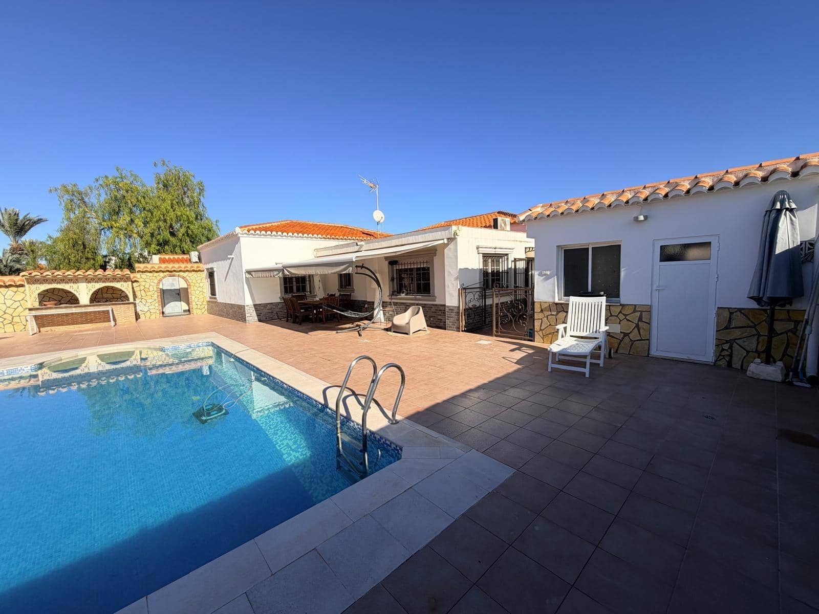 4 soveværelse Villa til salg i Torrevieja med swimmingpool garage - € 549.000 (Ref: 9551445)