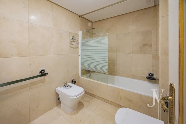 4 slaapkamer Flat te koop in Fuentelareina, Madrid stad met zwembad garage - € 898.000 (Ref: 9965600)