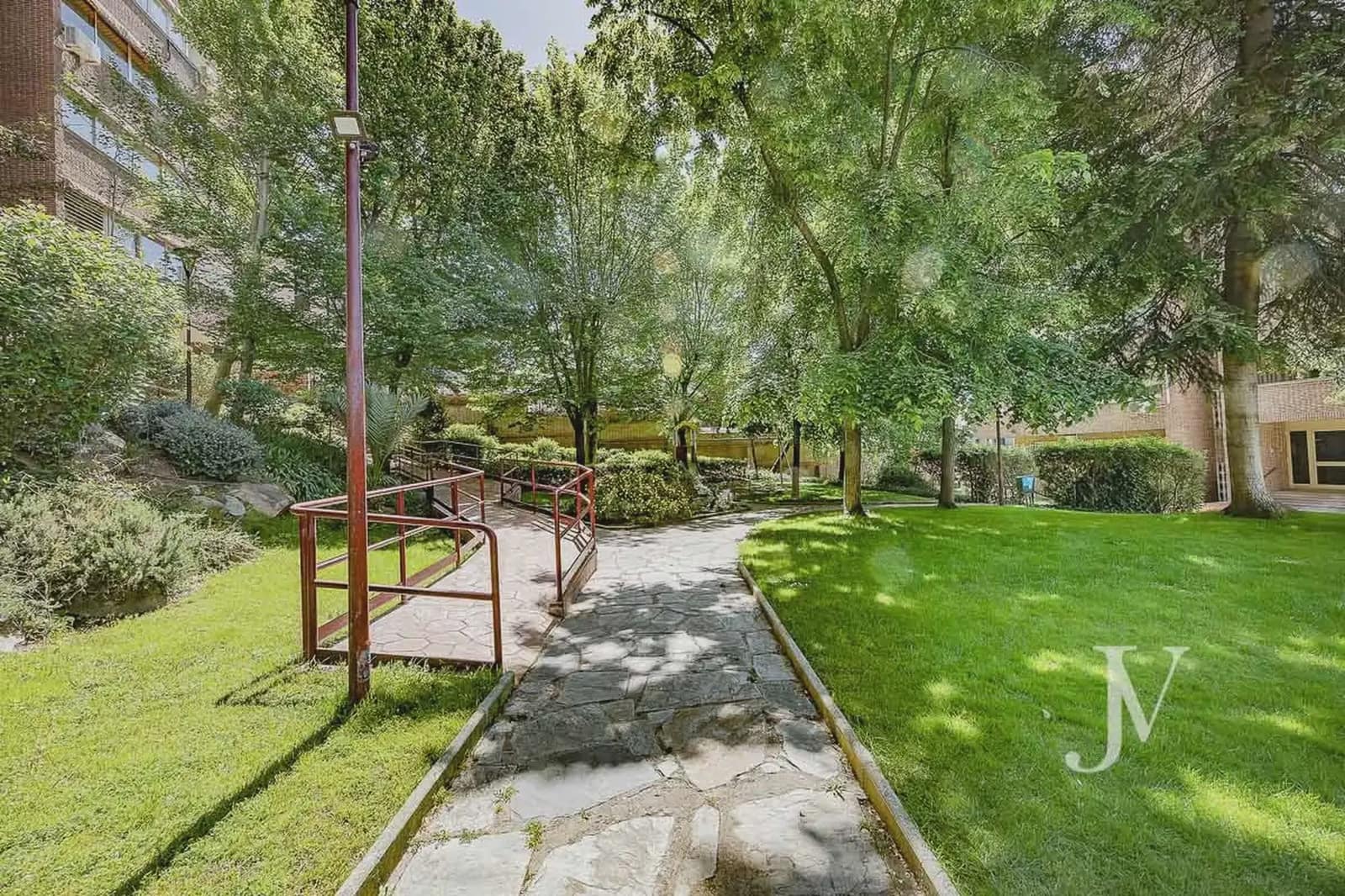 4 slaapkamer Flat te koop in Madrid stad met zwembad garage - € 898.000 (Ref: 9965600)