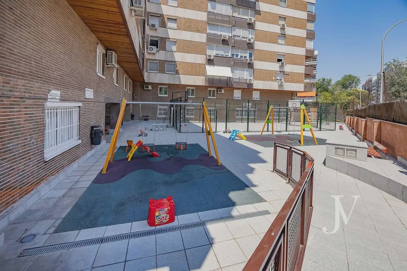 4 bedroom Flat for sale in Madrid city with pool garage - € 1,150,000 (Ref: 9965617)