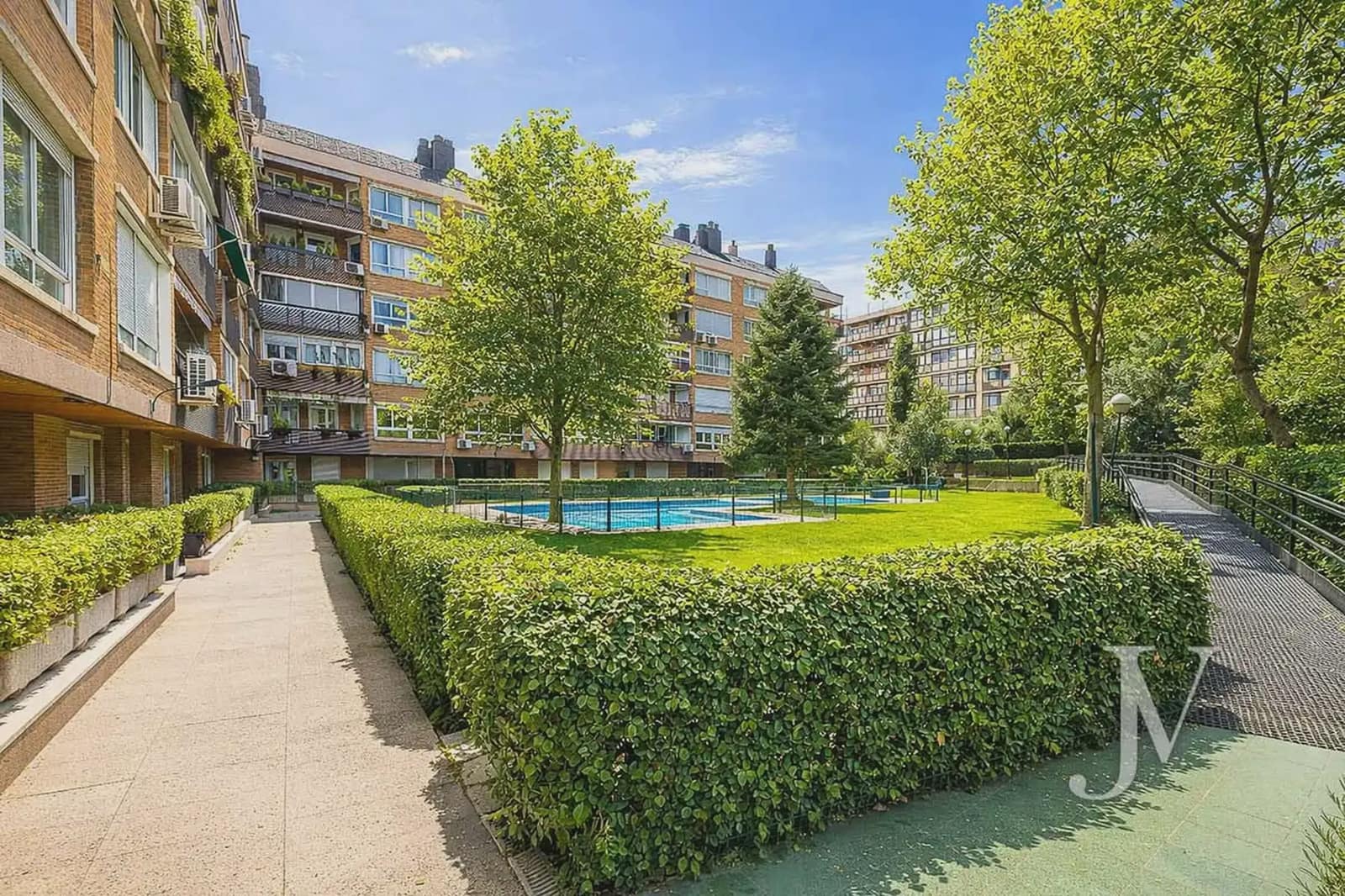 4 bedroom Flat for sale in Madrid city with pool garage - € 1,150,000 (Ref: 9965617)