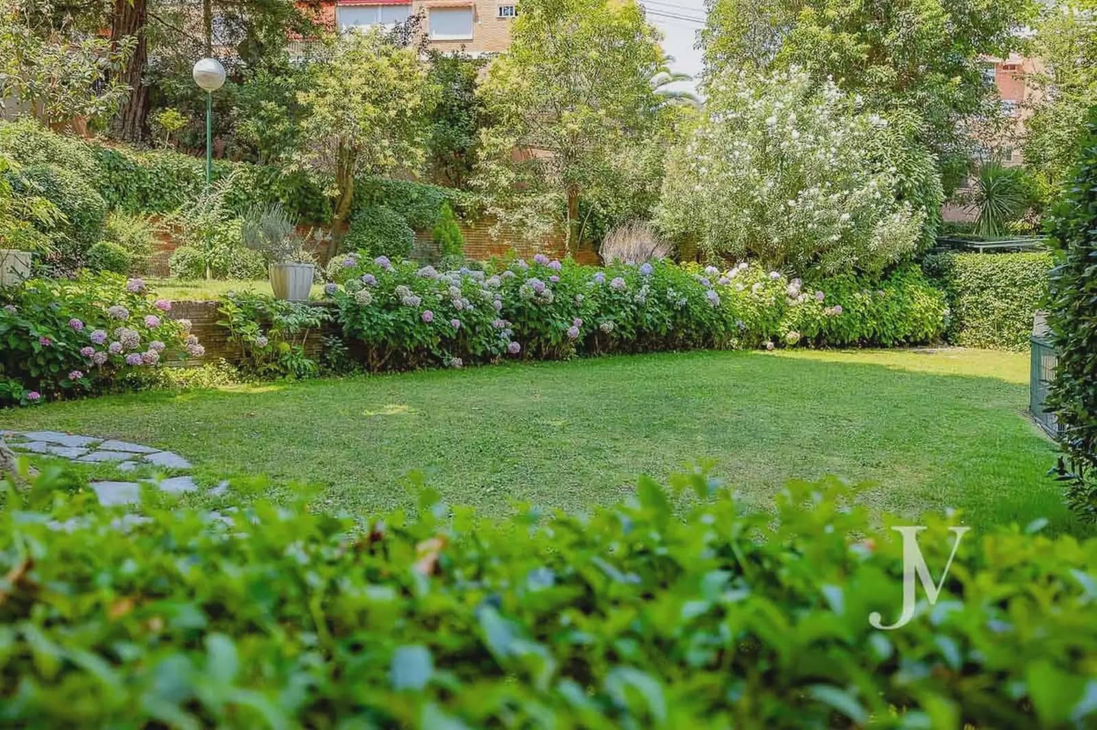 4 bedroom Flat for sale in Madrid city with pool garage - € 1,150,000 (Ref: 9965617)