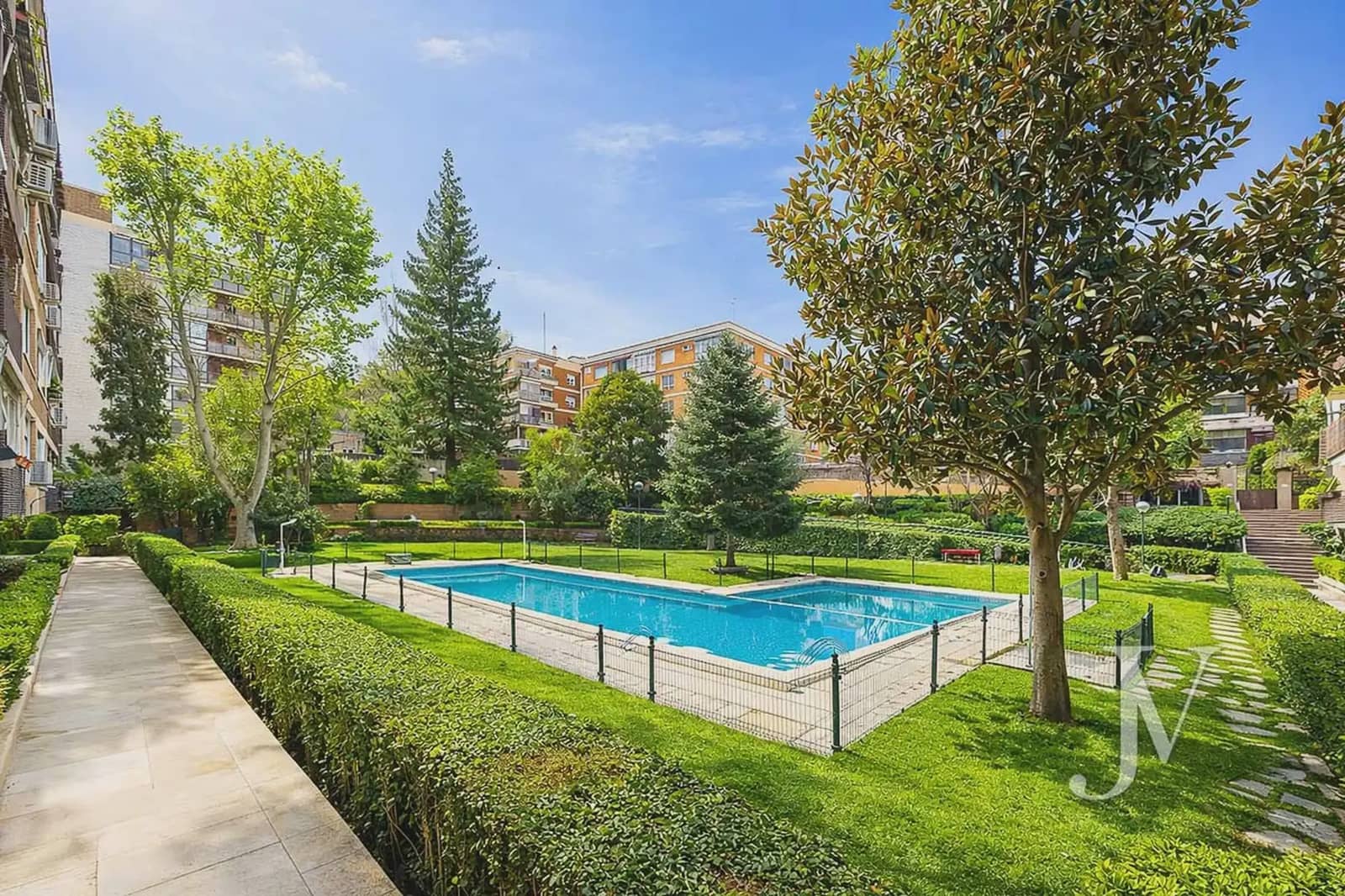 4 bedroom Flat for sale in Madrid city with pool garage - € 1,150,000 (Ref: 9965617)