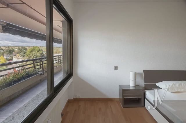 3 slaapkamer Flat te koop in Peñagrande, Madrid stad met zwembad - € 849.000 (Ref: 9965627)