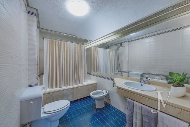 3 slaapkamer Flat te koop in Peñagrande, Madrid stad met zwembad - € 849.000 (Ref: 9965627)