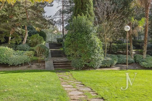 3 slaapkamer Flat te koop in Peñagrande, Madrid stad met zwembad - € 849.000 (Ref: 9965627)