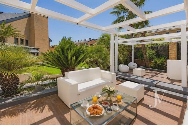 6 sypialnia Dom blizniak na sprzedaż w Pozuelo de Alarcón z basenem garażem - 3 790 000 € (Ref: 9965629)
