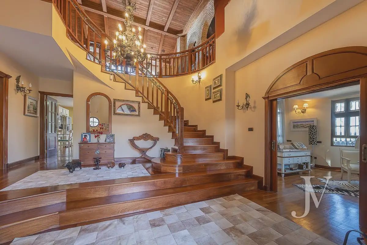 6 bedroom Villa for sale in El Casar with pool garage - € 1,600,000 (Ref: 9965641)