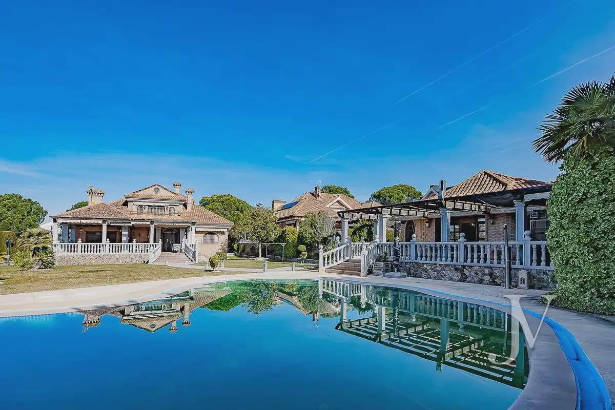 6 bedroom Villa for sale in El Casar with pool garage - € 1,600,000 (Ref: 9965641)