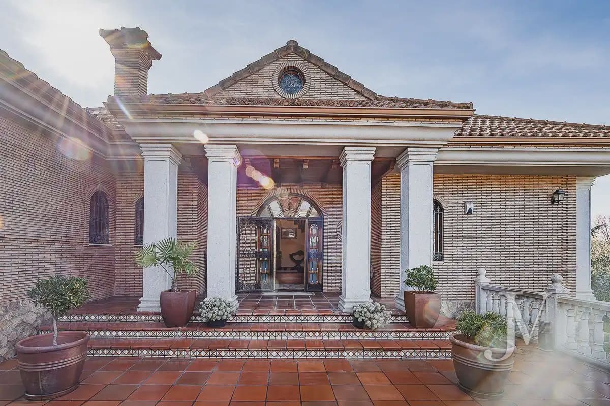 6 bedroom Villa for sale in El Casar with pool garage - € 1,600,000 (Ref: 9965641)