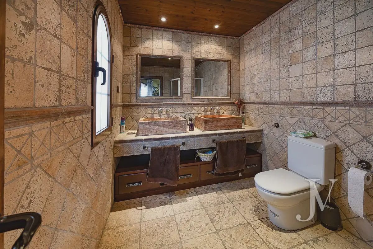 6 bedroom Villa for sale in El Casar with pool garage - € 1,600,000 (Ref: 9965641)