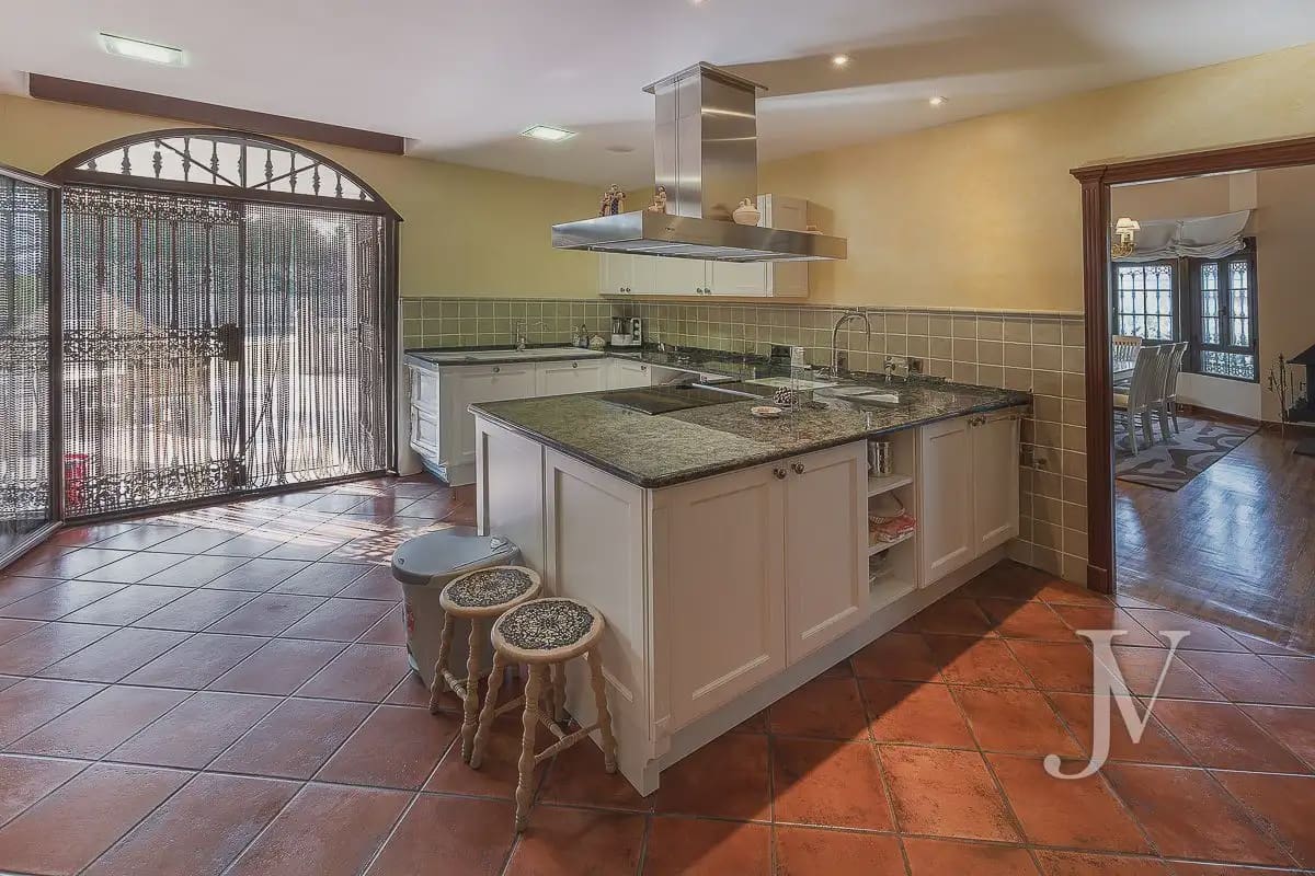 6 bedroom Villa for sale in El Casar with pool garage - € 1,600,000 (Ref: 9965641)