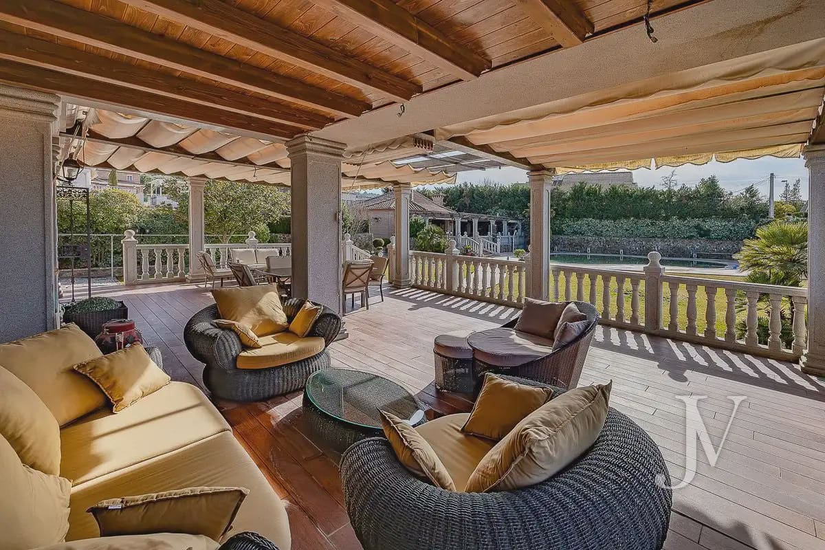 6 bedroom Villa for sale in El Casar with pool garage - € 1,600,000 (Ref: 9965641)