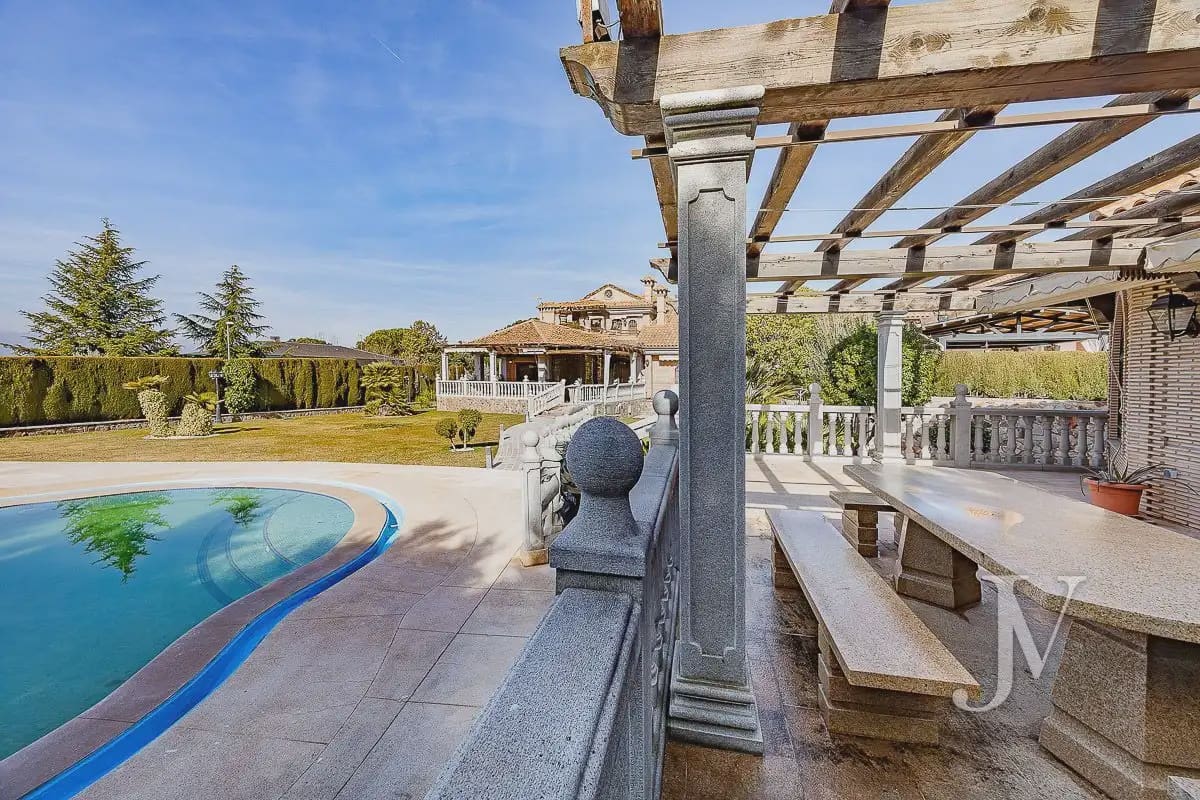 6 bedroom Villa for sale in El Casar with pool garage - € 1,600,000 (Ref: 9965641)