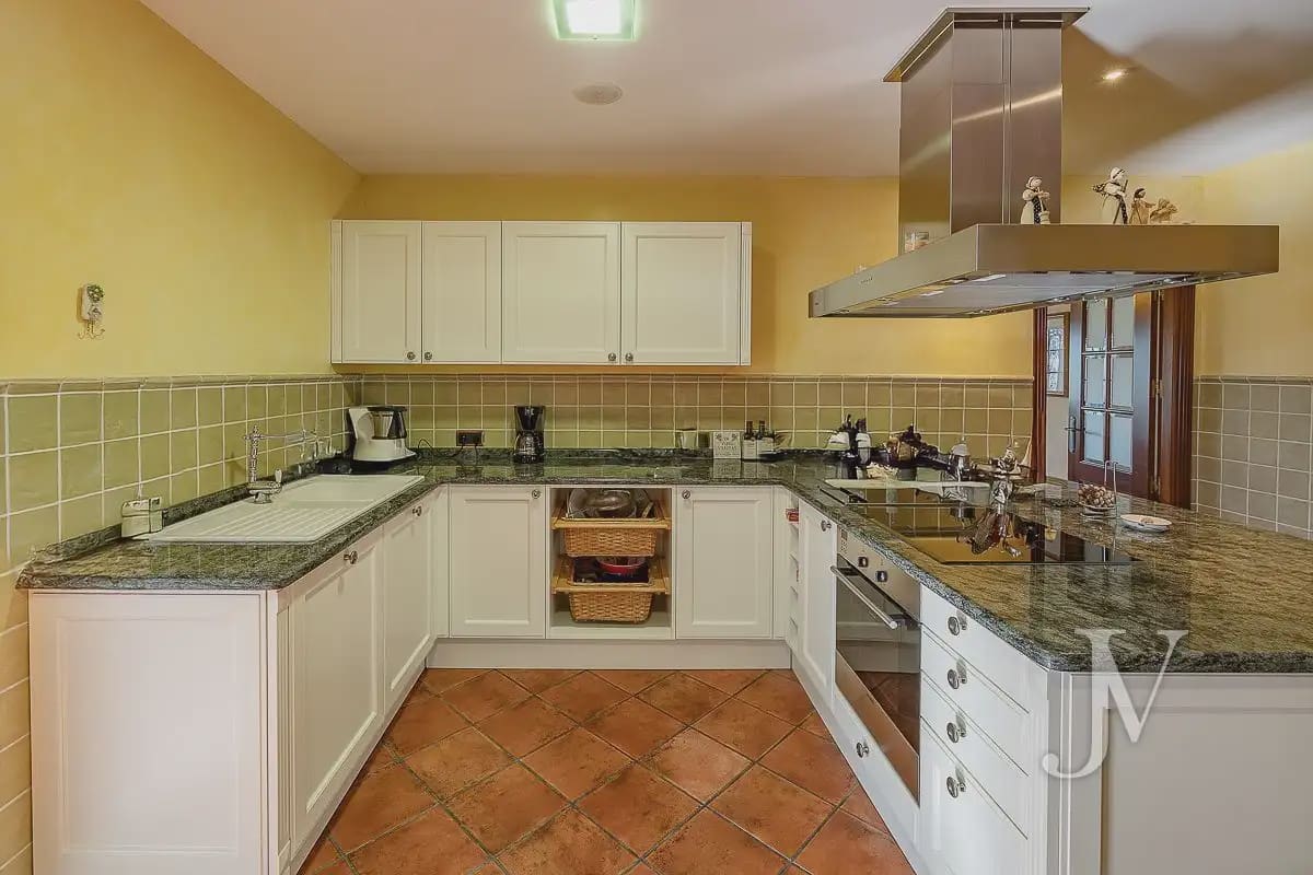 6 bedroom Villa for sale in El Casar with pool garage - € 1,600,000 (Ref: 9965641)
