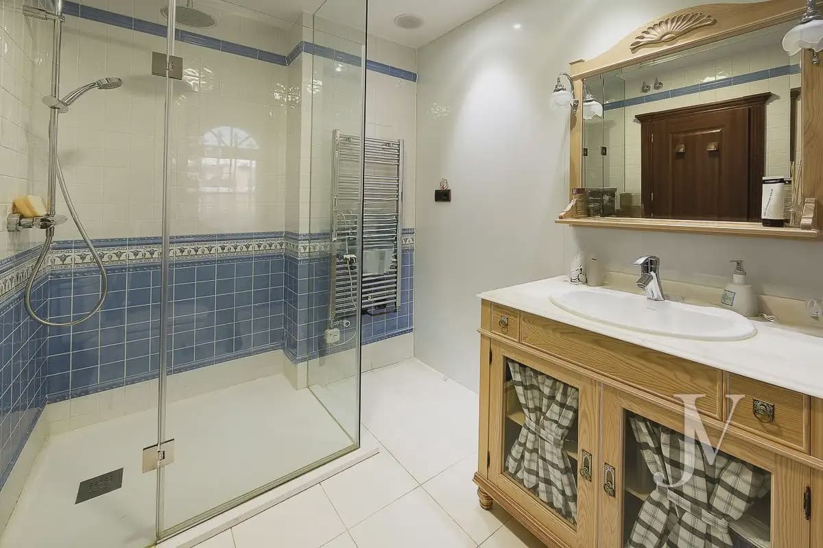 6 bedroom Villa for sale in El Casar with pool garage - € 1,600,000 (Ref: 9965641)