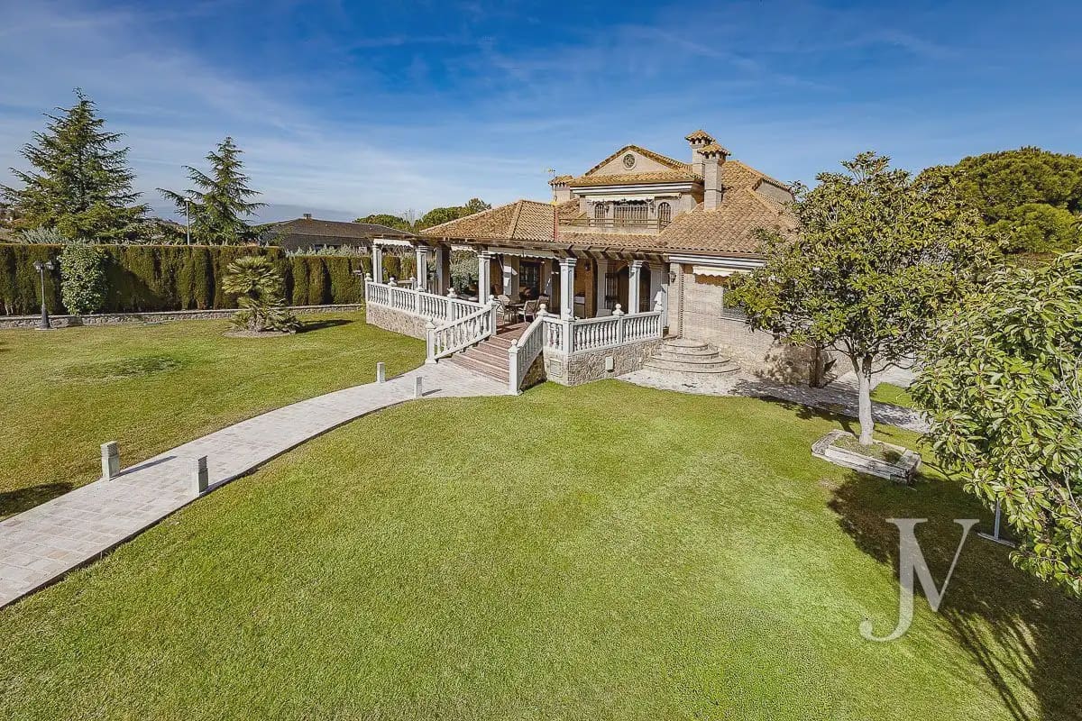 6 bedroom Villa for sale in El Casar with pool garage - € 1,600,000 (Ref: 9965641)