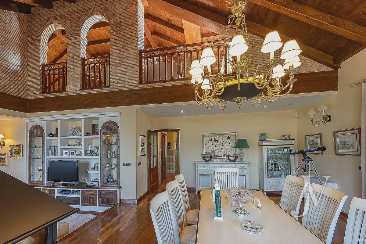 6 bedroom Villa for sale in El Casar with pool garage - € 1,600,000 (Ref: 9965641)