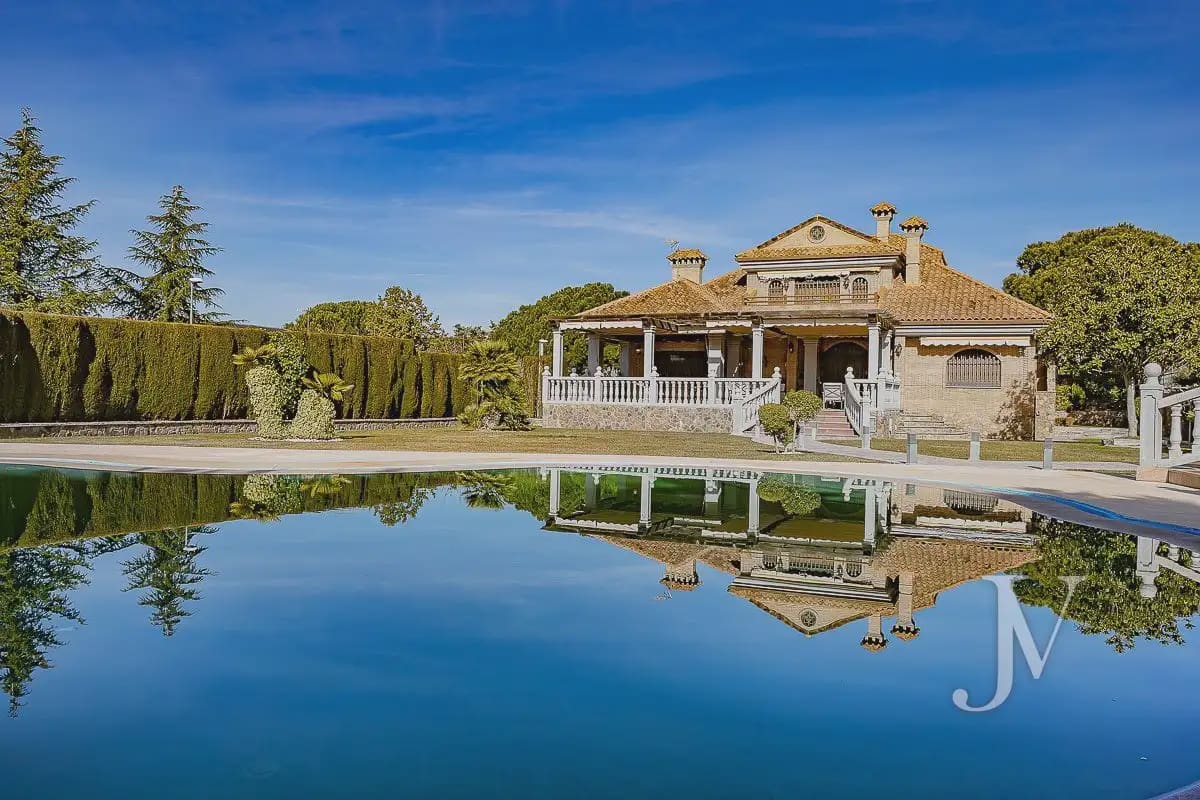 6 bedroom Villa for sale in El Casar with pool garage - € 1,600,000 (Ref: 9965641)