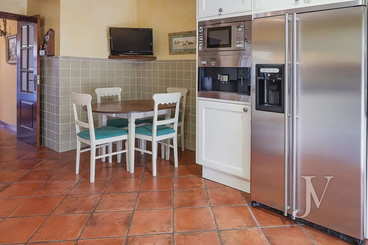 6 bedroom Villa for sale in El Casar with pool garage - € 1,600,000 (Ref: 9965641)