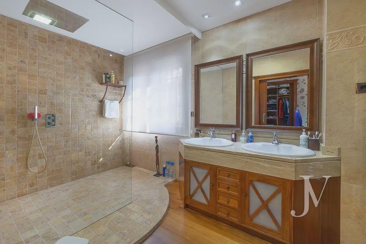 6 bedroom Villa for sale in El Casar with pool garage - € 1,600,000 (Ref: 9965641)