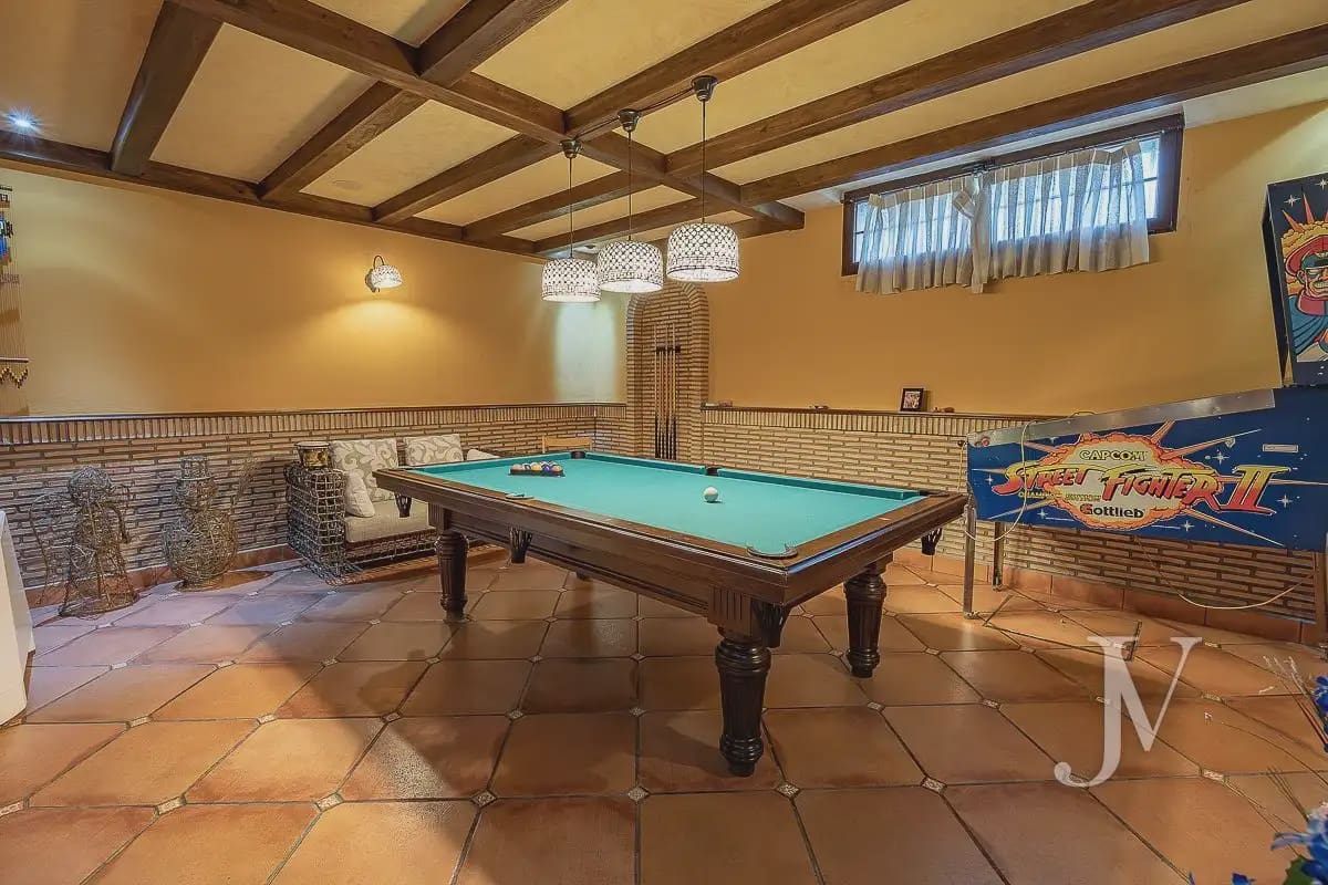 6 bedroom Villa for sale in El Casar with pool garage - € 1,600,000 (Ref: 9965641)