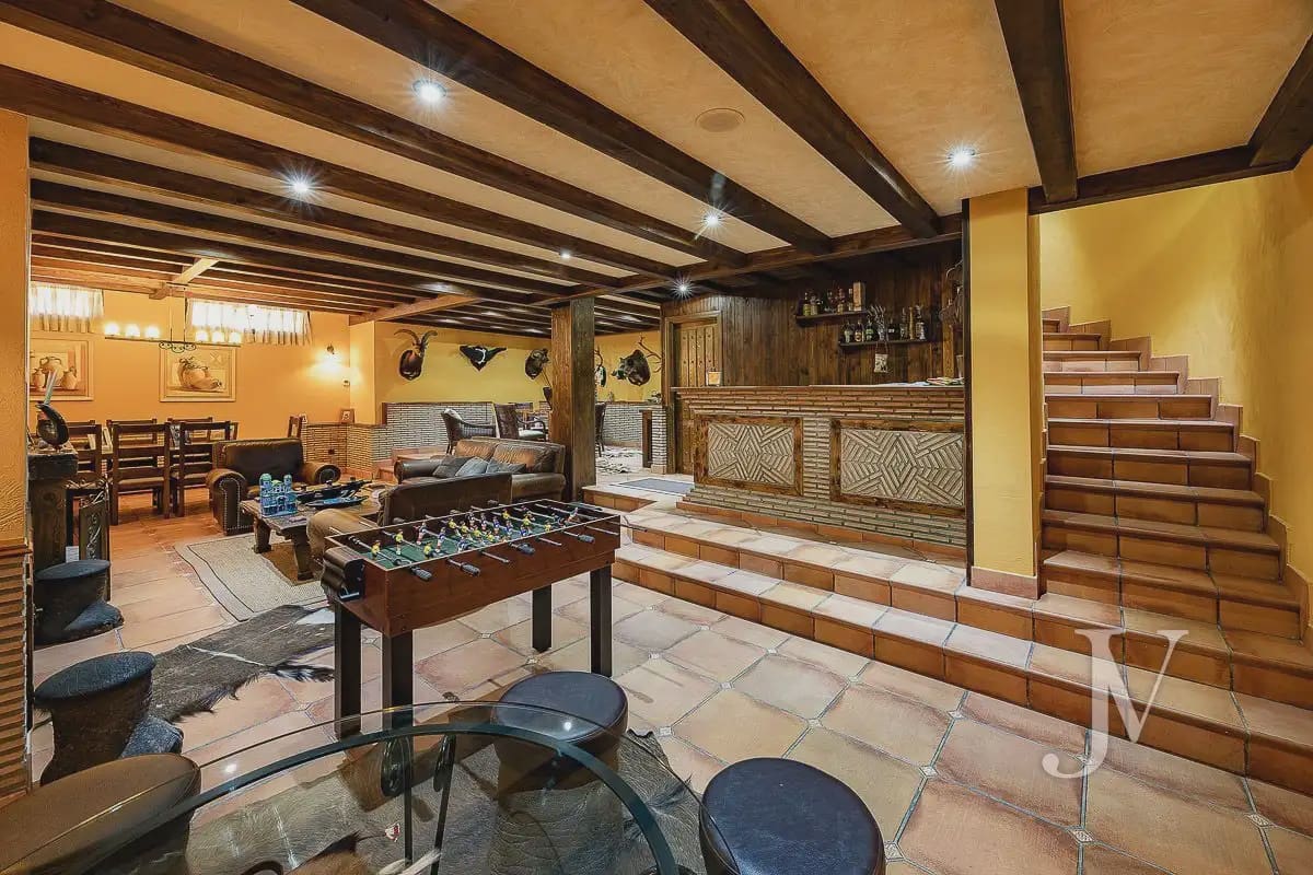 6 bedroom Villa for sale in El Casar with pool garage - € 1,600,000 (Ref: 9965641)
