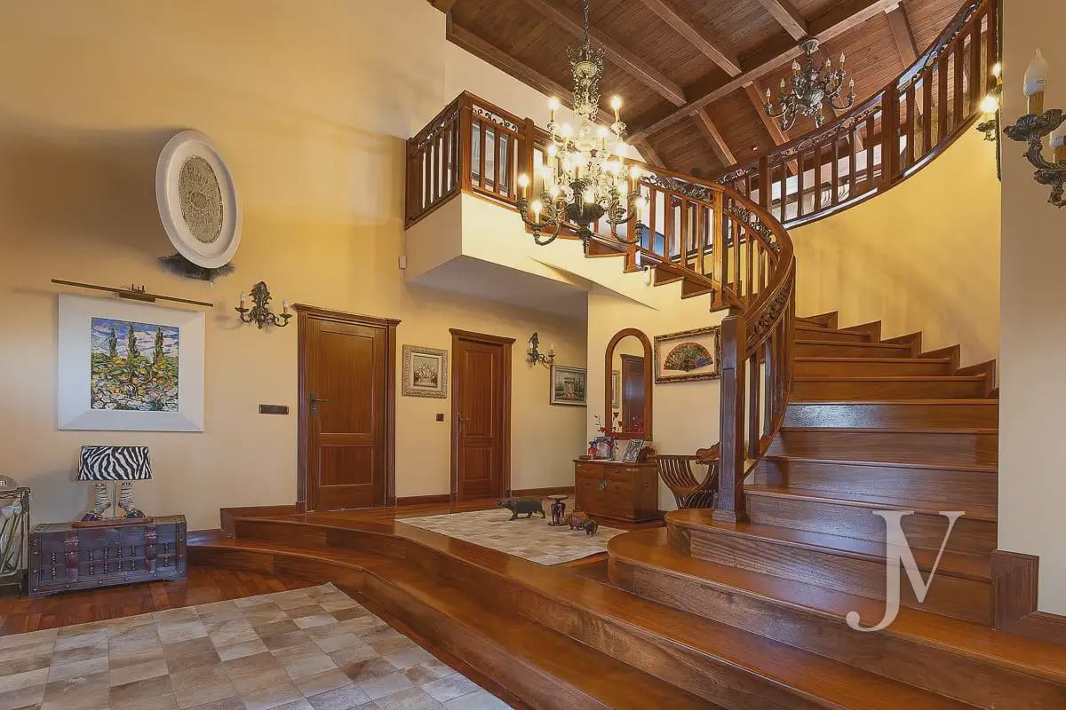 6 bedroom Villa for sale in El Casar with pool garage - € 1,600,000 (Ref: 9965641)