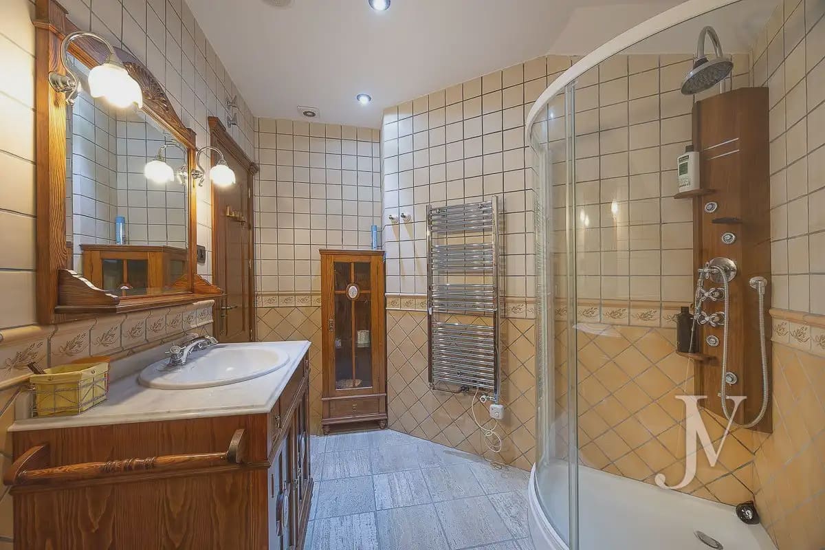 6 bedroom Villa for sale in El Casar with pool garage - € 1,600,000 (Ref: 9965641)