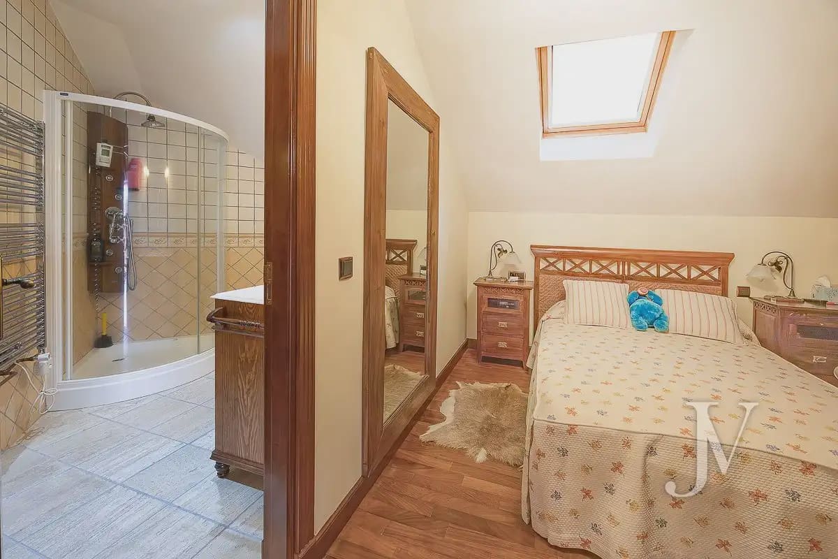 6 bedroom Villa for sale in El Casar with pool garage - € 1,600,000 (Ref: 9965641)