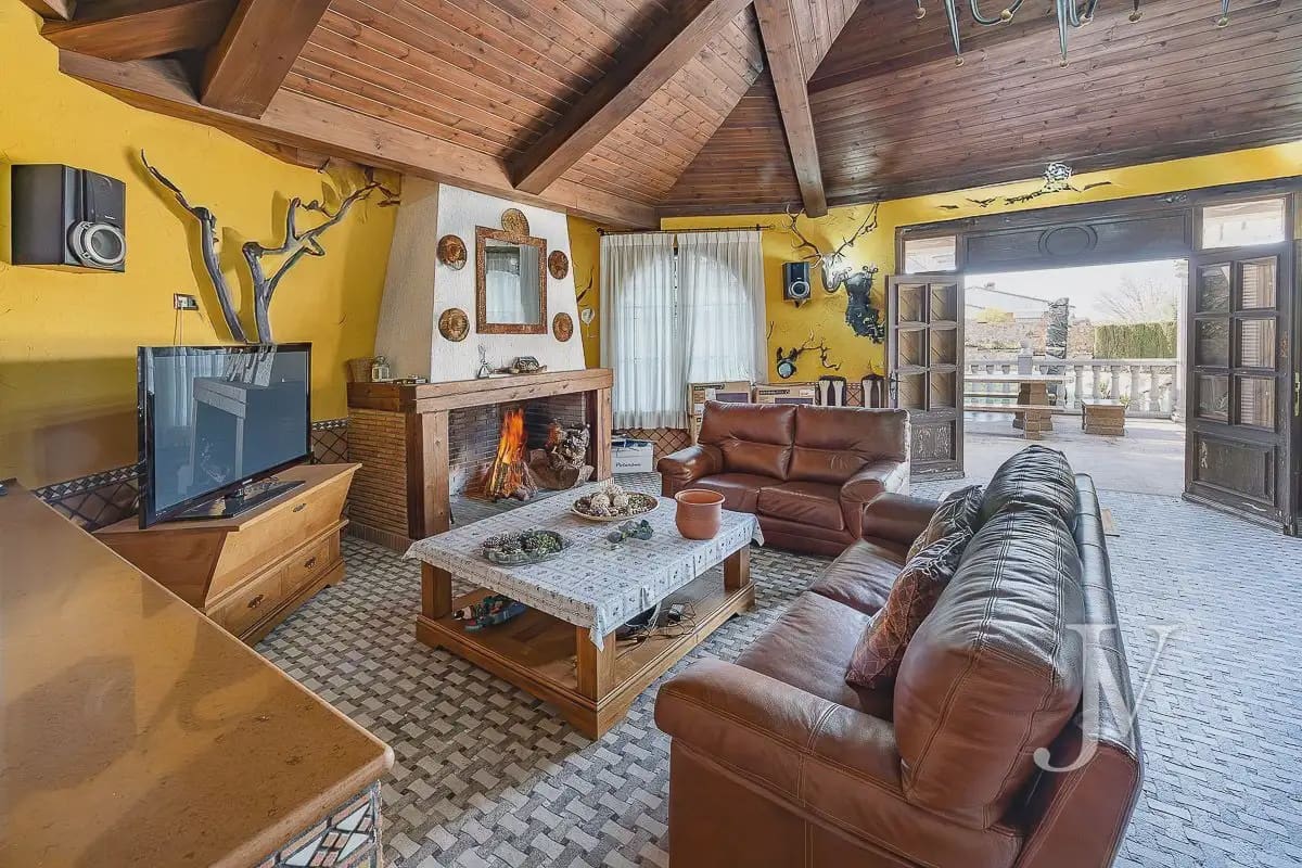 6 bedroom Villa for sale in El Casar with pool garage - € 1,600,000 (Ref: 9965641)