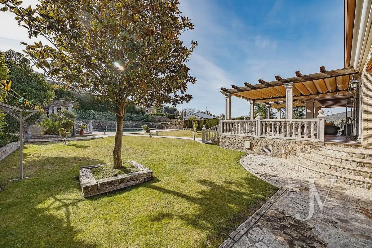 6 bedroom Villa for sale in El Casar with pool garage - € 1,600,000 (Ref: 9965641)