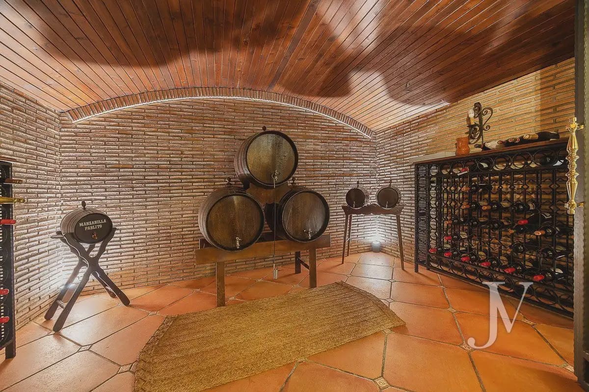 6 bedroom Villa for sale in El Casar with pool garage - € 1,600,000 (Ref: 9965641)