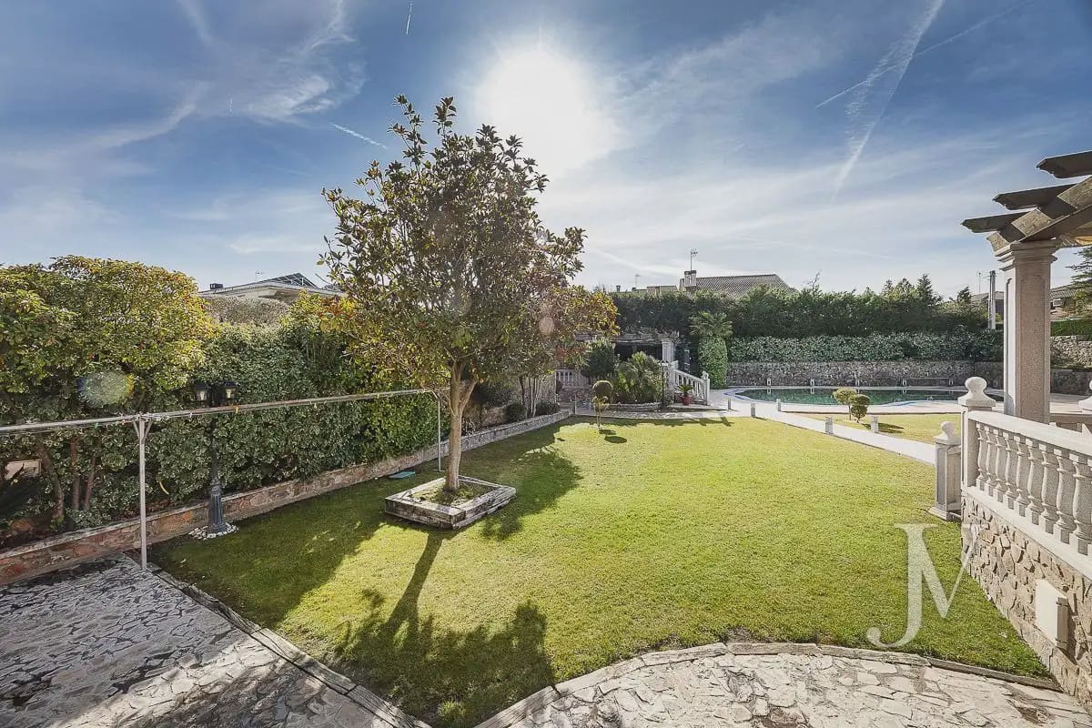 6 bedroom Villa for sale in El Casar with pool garage - € 1,600,000 (Ref: 9965641)