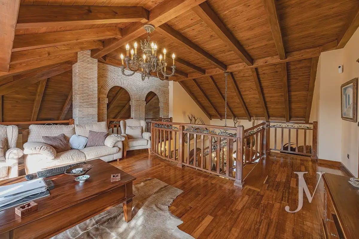 6 bedroom Villa for sale in El Casar with pool garage - € 1,600,000 (Ref: 9965641)