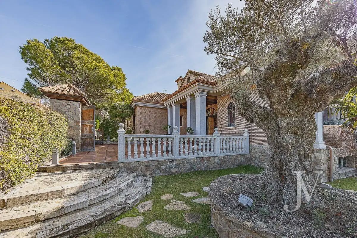 6 bedroom Villa for sale in El Casar with pool garage - € 1,600,000 (Ref: 9965641)