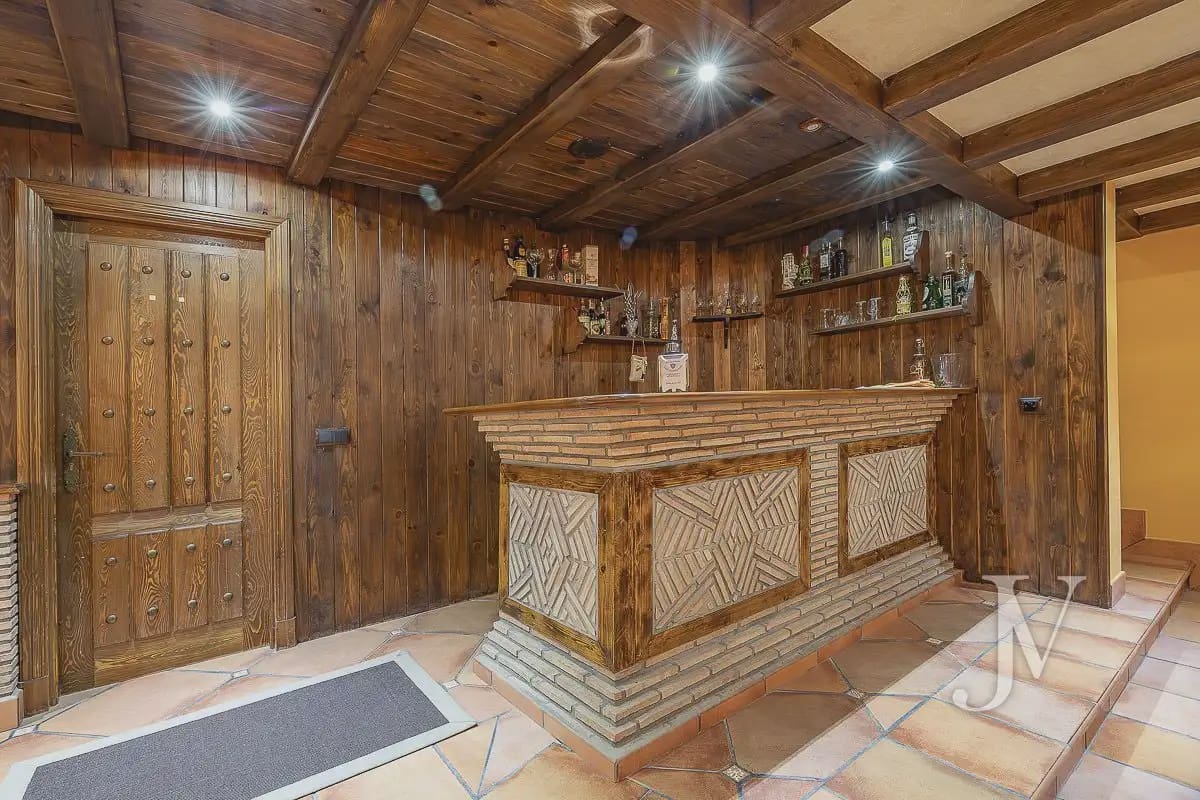 6 bedroom Villa for sale in El Casar with pool garage - € 1,600,000 (Ref: 9965641)